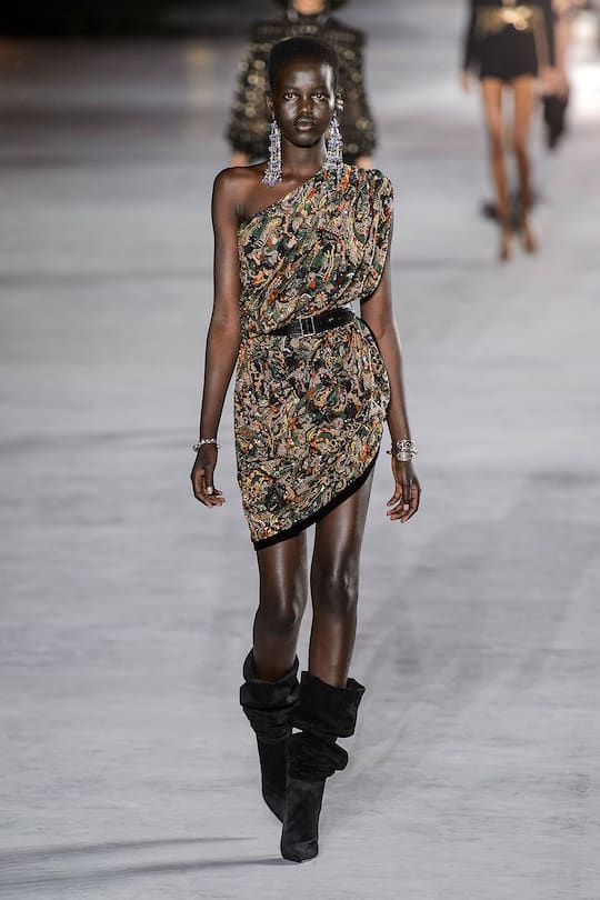 Look von der Saint Laurent Frühjahr/Sommer 2018 Show in Paris.