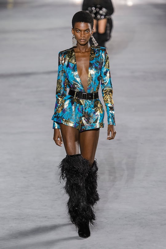 Look von der Saint Laurent Frühjahr/Sommer 2018 Show in Paris.