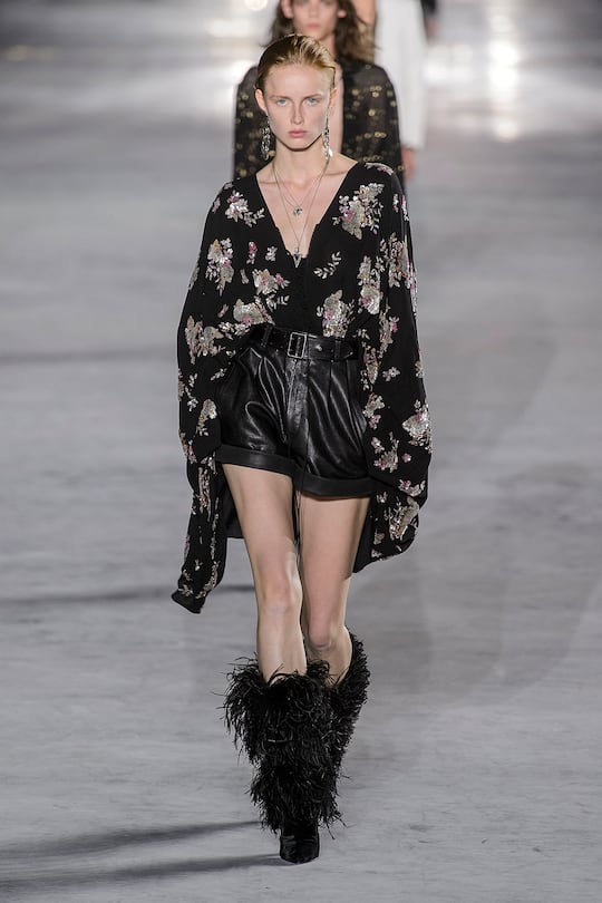 Look von der Saint Laurent Frühjahr/Sommer 2018 Show in Paris.