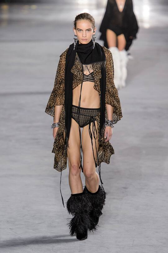 Look von der Saint Laurent Frühjahr/Sommer 2018 Show in Paris.