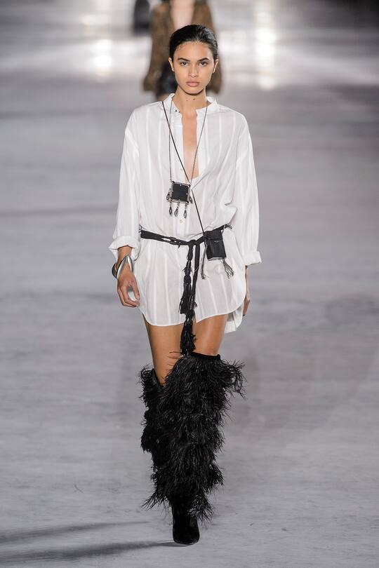 Look von der Saint Laurent Frühjahr/Sommer 2018 Show in Paris.