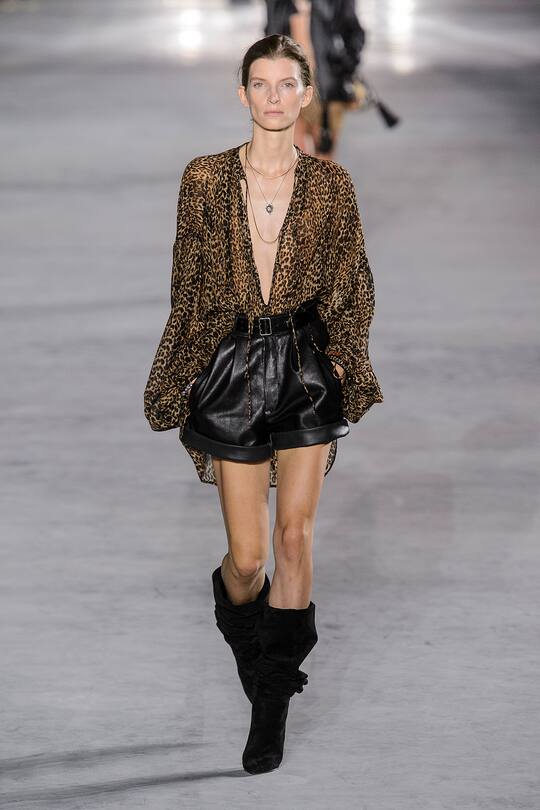 Look von der Saint Laurent Frühjahr/Sommer 2018 Show in Paris.