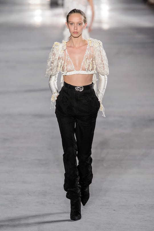 Look von der Saint Laurent Frühjahr/Sommer 2018 Show in Paris.