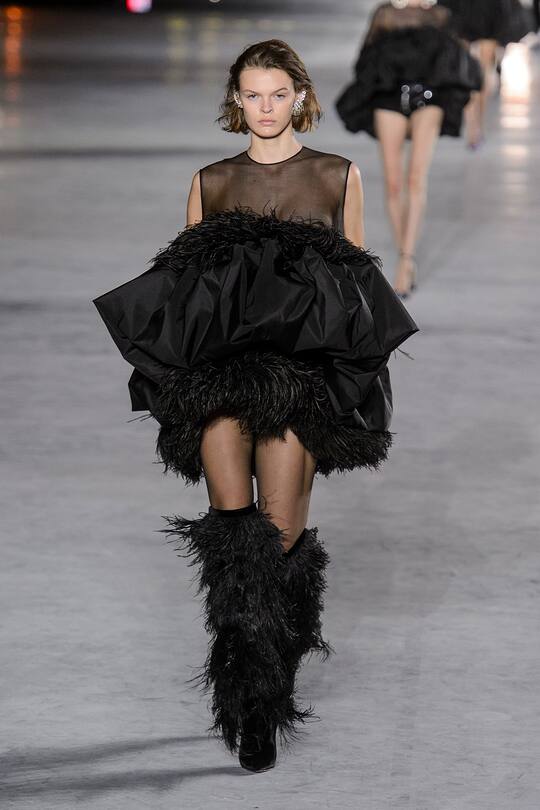 Look von der Saint Laurent Frühjahr/Sommer 2018 Show in Paris.