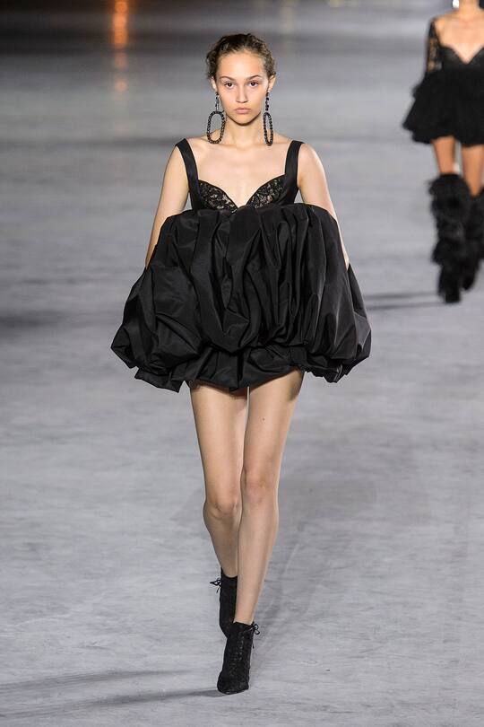 Look von der Saint Laurent Frühjahr/Sommer 2018 Show in Paris.