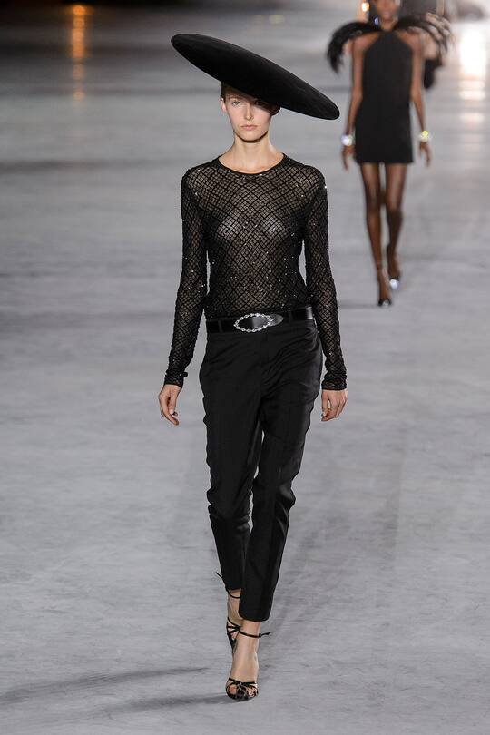 Look von der Saint Laurent Frühjahr/Sommer 2018 Show in Paris.