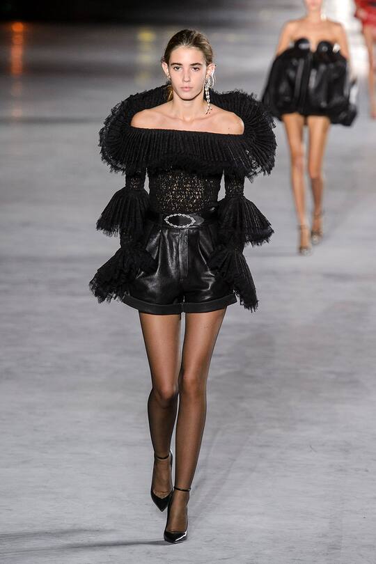 Look von der Saint Laurent Frühjahr/Sommer 2018 Show in Paris.