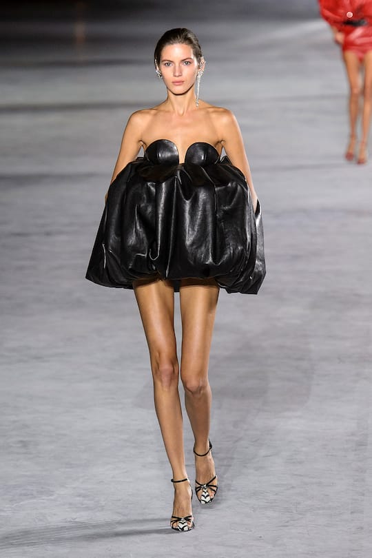 Look von der Saint Laurent Frühjahr/Sommer 2018 Show in Paris.