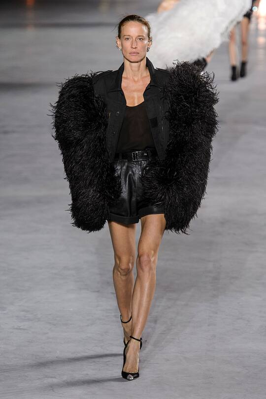 Look von der Saint Laurent Frühjahr/Sommer 2018 Show in Paris.