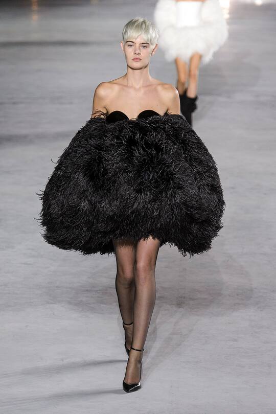 Look von der Saint Laurent Frühjahr/Sommer 2018 Show in Paris.