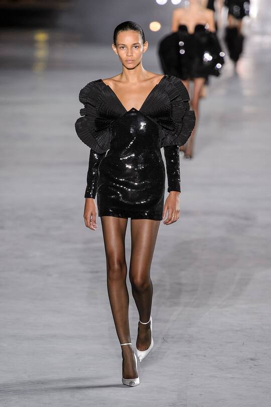 Look von der Saint Laurent Frühjahr/Sommer 2018 Show in Paris.