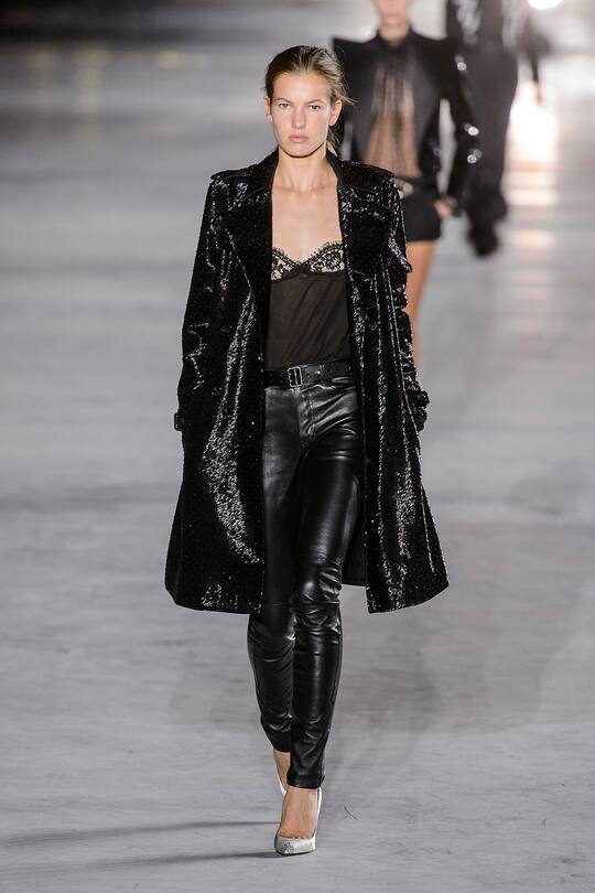 Look von der Saint Laurent Frühjahr/Sommer 2018 Show in Paris.