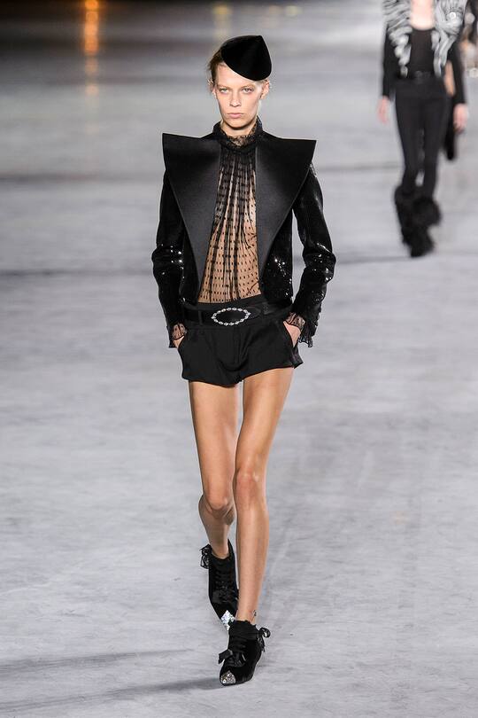 Look von der Saint Laurent Frühjahr/Sommer 2018 Show in Paris.