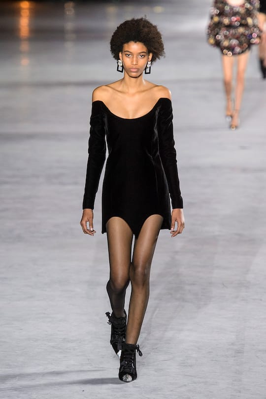 Look von der Saint Laurent Frühjahr/Sommer 2018 Show in Paris.