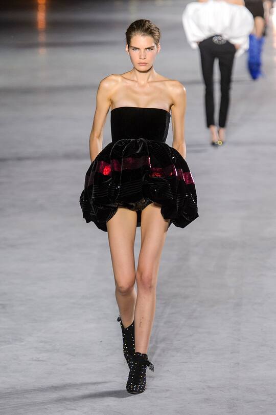 Look von der Saint Laurent Frühjahr/Sommer 2018 Show in Paris.