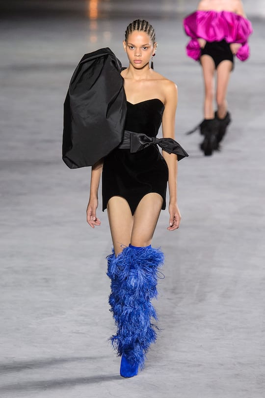 Look von der Saint Laurent Frühjahr/Sommer 2018 Show in Paris.