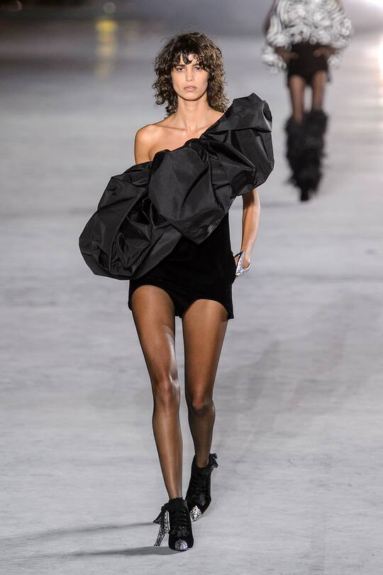 Look von der Saint Laurent Frühjahr/Sommer 2018 Show in Paris.