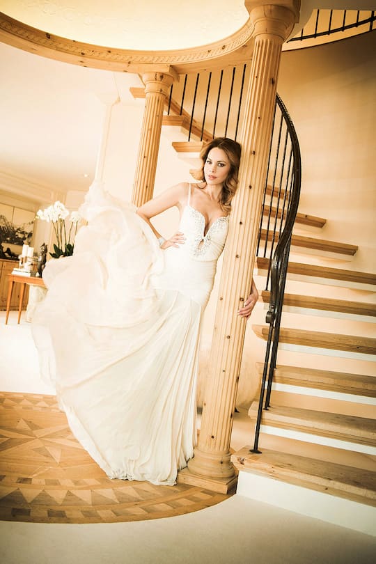 Raquel Marquard im Abendklein beim Treppenaufgang