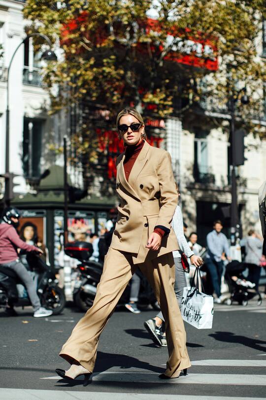 Street Styles zum Thema Anzug gesehen an der Paris Fashion Week im Herbst 2017
