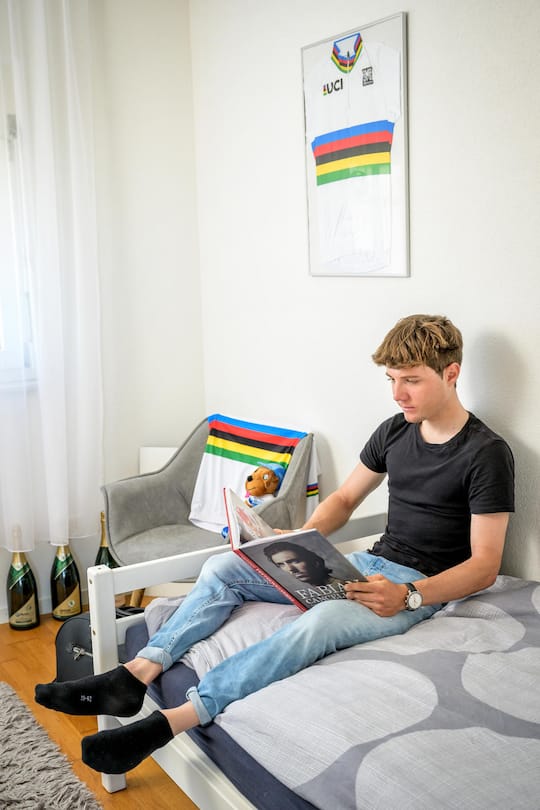 Marc Hirschi, U23-Weltmeister im Radfahren, steht vor seiner ersten Tour de Suisse. Aufgenommen in Ittigen. Bild © Remo Naegeli