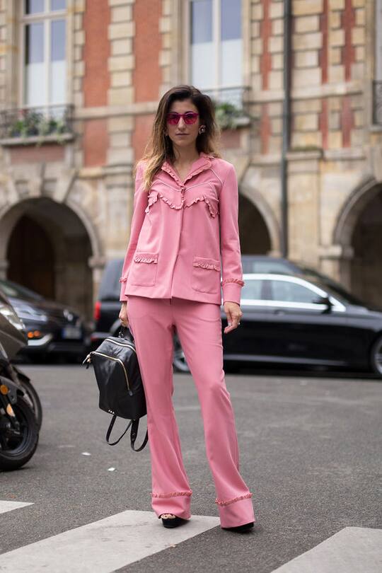 Street Styles zum Thema Anzug gesehen an der Paris Fashion Week im Herbst 2017