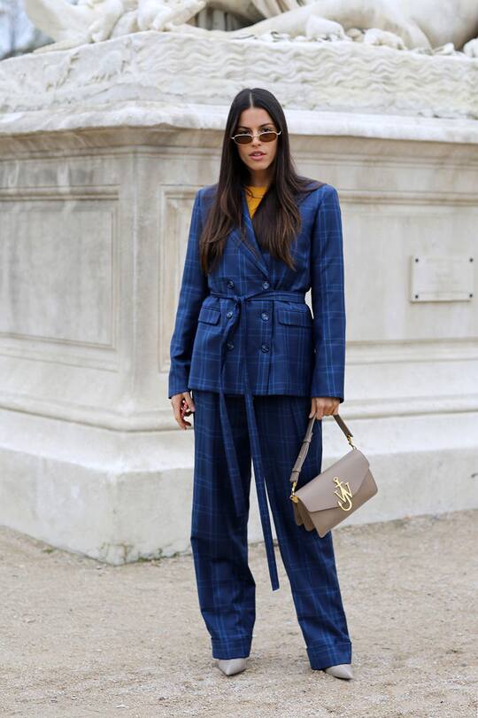 Street Styles zum Thema Anzug gesehen an der Paris Fashion Week im Herbst 2017