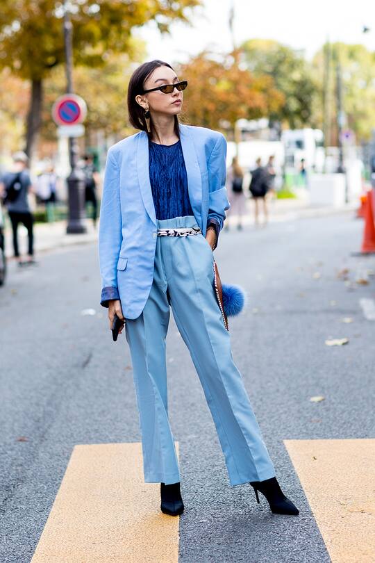 Street Styles zum Thema Anzug gesehen an der Paris Fashion Week im Herbst 2017