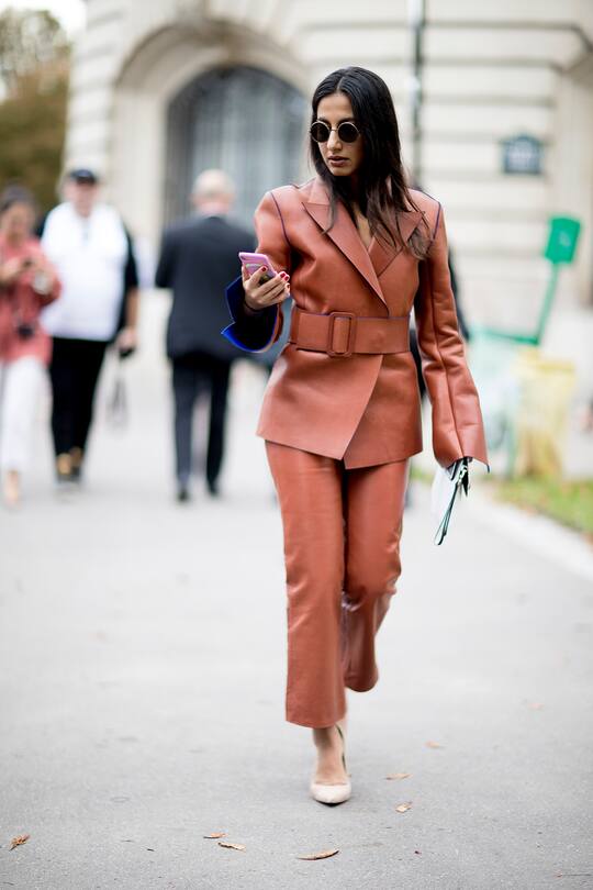 Street Styles zum Thema Anzug gesehen an der Paris Fashion Week im Herbst 2017