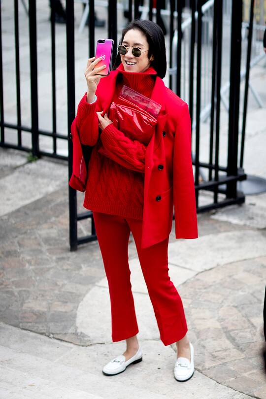 Street Styles zum Thema Anzug gesehen an der Paris Fashion Week im Herbst 2017