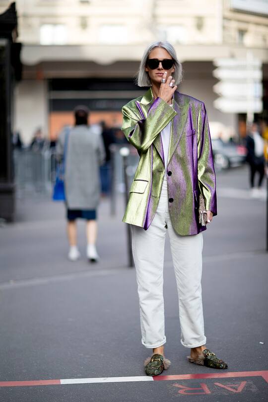 Street Styles zum Thema Anzug gesehen an der Paris Fashion Week im Herbst 2017