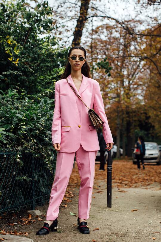 Street Styles zum Thema Anzug gesehen an der Paris Fashion Week im Herbst 2017
