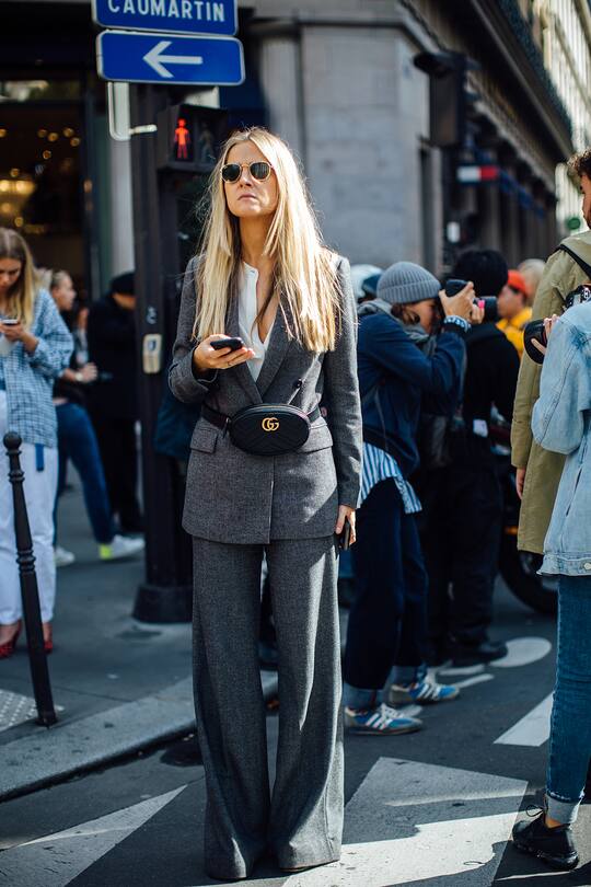 Street Styles zum Thema Anzug gesehen an der Paris Fashion Week im Herbst 2017