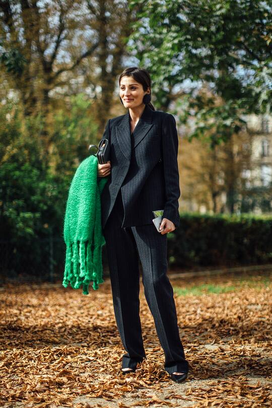 Street Styles zum Thema Anzug gesehen an der Paris Fashion Week im Herbst 2017