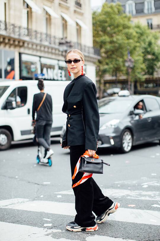 Street Styles zum Thema Anzug gesehen an der Paris Fashion Week im Herbst 2017