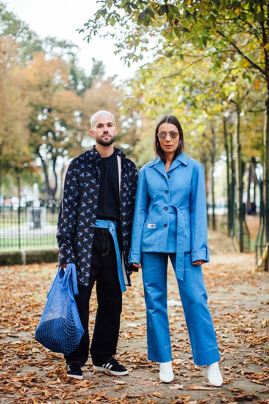Street Styles zum Thema Anzug gesehen an der Paris Fashion Week im Herbst 2017