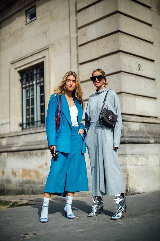 Street Styles zum Thema Anzug gesehen an der Paris Fashion Week im Herbst 2017