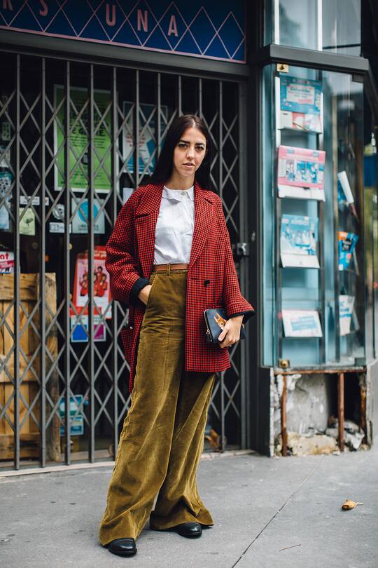 Street Styles zum Thema Anzug gesehen an der Paris Fashion Week im Herbst 2017