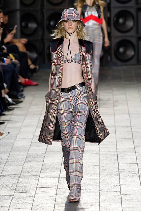 Runway-Bilder der Versus Versace SS18 Show in London