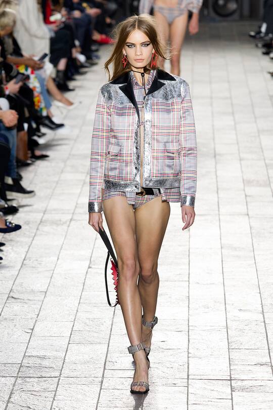 Runway-Bilder der Versus Versace SS18 Show in London