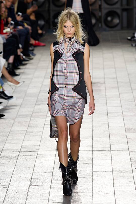 Runway-Bilder der Versus Versace SS18 Show in London