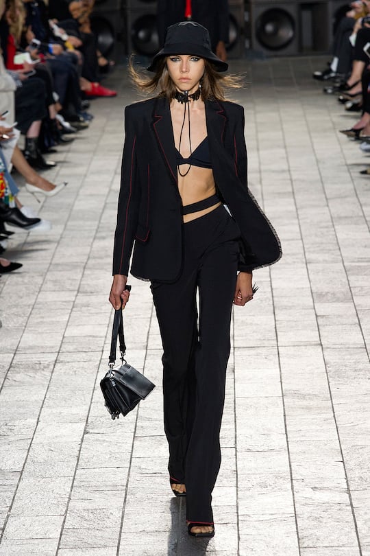 Runway-Bilder der Versus Versace SS18 Show in London