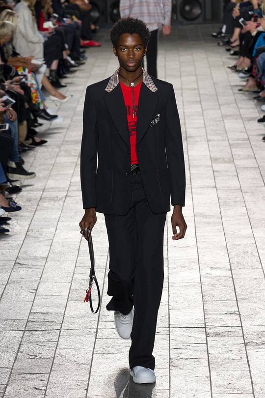 Runway-Bilder der Versus Versace SS18 Show in London