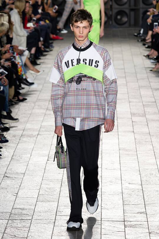 Runway-Bilder der Versus Versace SS18 Show in London
