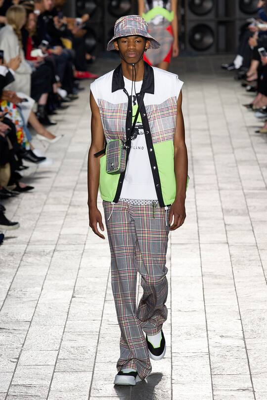 Runway-Bilder der Versus Versace SS18 Show in London