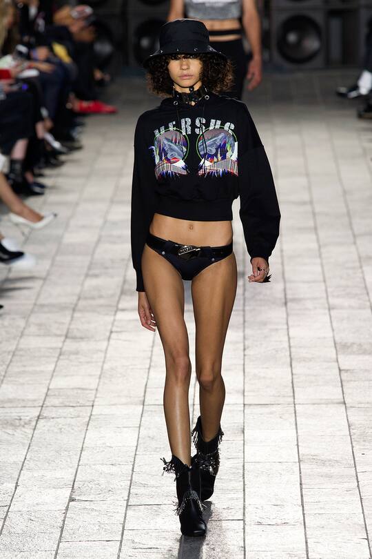 Runway-Bilder der Versus Versace SS18 Show in London