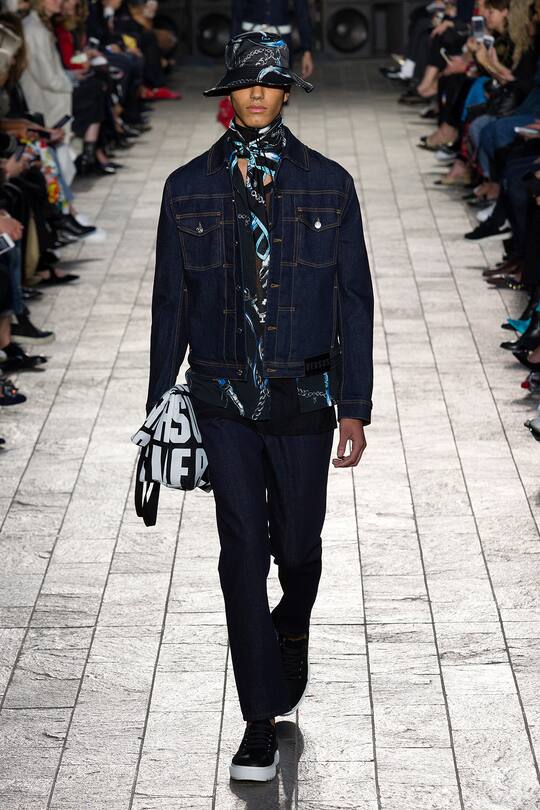 Runway-Bilder der Versus Versace SS18 Show in London