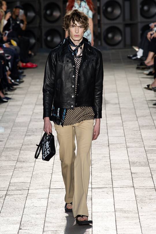 Runway-Bilder der Versus Versace SS18 Show in London