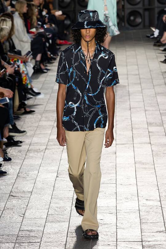 Runway-Bilder der Versus Versace SS18 Show in London