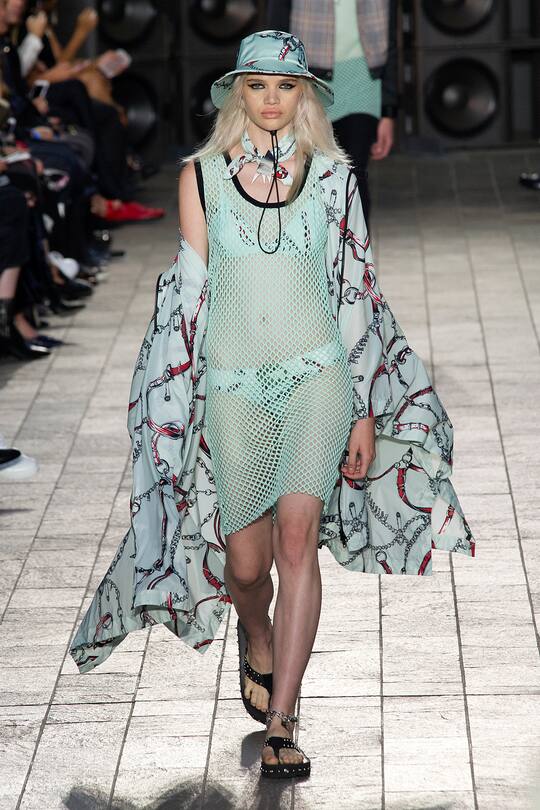 Runway-Bilder der Versus Versace SS18 Show in London