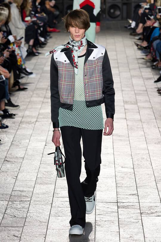 Runway-Bilder der Versus Versace SS18 Show in London